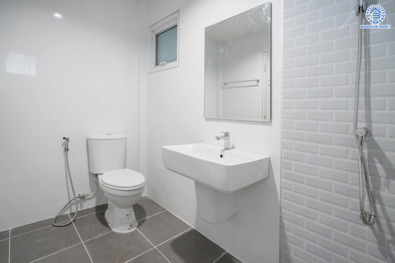 บ้านมือสองตกแต่งใหม่ แบรนด์ LH ม.ชลลดา บางใหญ่-เซ็นทรัลเวสต์เกต หลังใหญ่ เนื้อที่ 52.5 ตร.ว. ฟังก์ชัน 5 ห้องนอน (มีห้องนอนชั้นล่าง 2 ห้อง) 2 ห้องน้ำ 2 ที่จอดรถ Facilities ครบครัน บนทำเลเดินทางสะดวก เชื่อมต่อถ.กาญจนาภิเษก และเพียง 10 นาทีถึงรถไฟฟ้า "สถานีคลองบางไผ่"